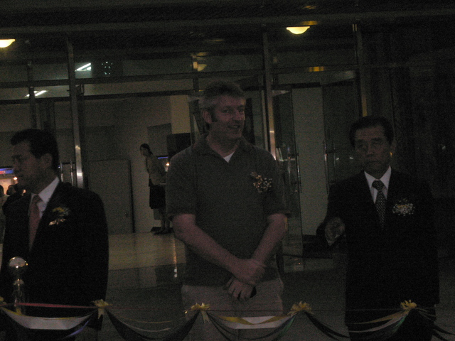 The_GolfDevil shaking hands with Mayor of Suwon